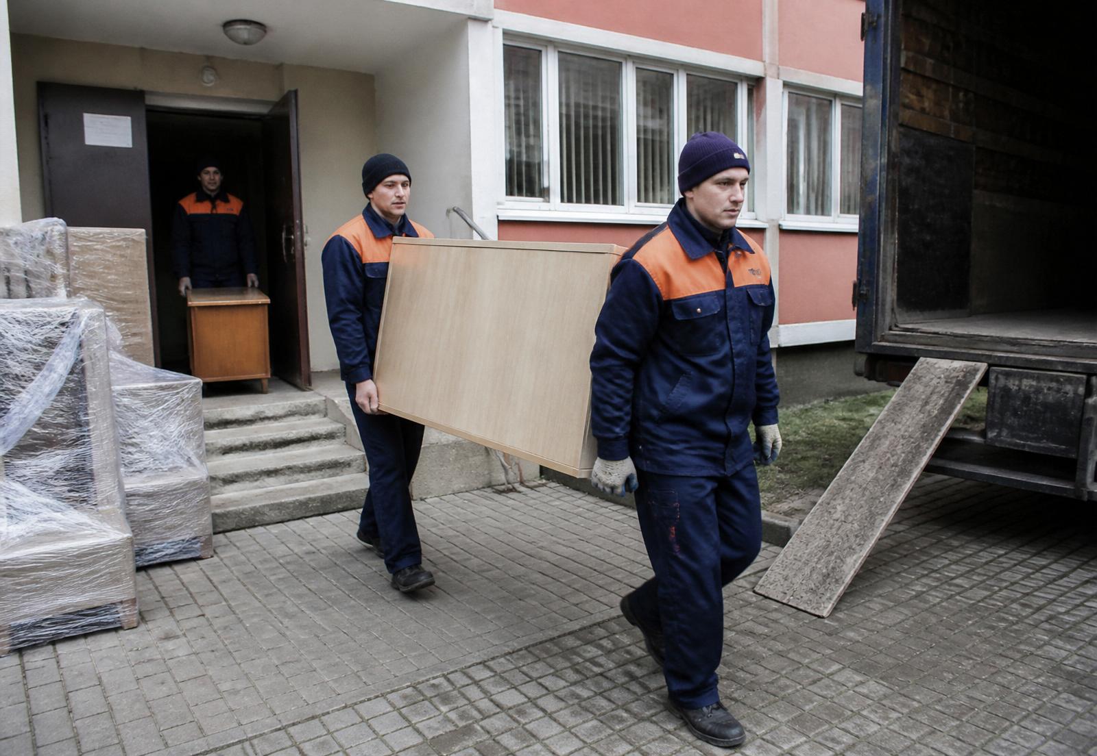 Бригада грузчиков в Минске выносит мебель из подъезда